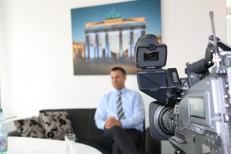 Rechtsanwalt Dr. Sven Tintemann, Partner in der Kanzlei AdvoAdvice Partnerschaft von Rechtsanwälten mbB rät den betroffenen Anlegern nun dazu, sich an die verantwortlichen Personen zu halten.