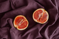 Zwei aufgeschnitte Grapefruithälften. Zwei aufgeschnitte Grapefruithälften.