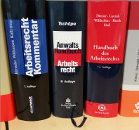 Kündigung Arbeitgeber abwarten oder Aufhebungsvertrag abschließen? Was ist besser für Arbeitnehmer? Arbeitsrecht Kommentar Handbuch Kündigung Arbeitgeber Arbeitnehmer Aufhebungsvertrag Abfindung Zeugnis Freistellung Sperre Arbeitslosengeld Arbeitsagentur