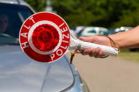 Alltag in Deutschland: eine routinemäßige Polizei-Kontrolle Polizei, Kontrolle, Kelle, Autofahrt, Cannabis