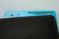Gesundheitskarte ragt aus Brieftasche heraus 