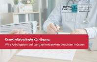 Arzt bespricht mit einem Arbeitnehmer Unterlagen zu einer Langzeiterkrankung während eines Beratungsgesprächs in einer Arztpraxis.