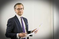 Rechtsanwalt Dr. Louis Rönsberg zum Thema Höhere Gewalt bei Lieferverzug oder Lieferausfall wegen Corona Höhere Gewalt bei Lieferverzug oder Lieferausfall wegen Corona