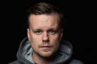Ein Mann schaut traurig in die Kamera. Ein Mann schaut traurig in die Kamera.