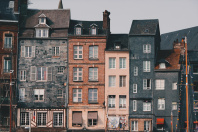 Foto von Maria Orlova von Pexels Mietminderung bei Mängeln im Altbau - Altbau Fenster - Rechtsanwalt hilft