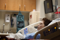 Eine Frau liegt im Krankenhaus im Bett. Eine Frau liegt im Krankenhaus im Bett.