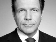 Verurteilung wegen Geschwindigkeitsüberschreitung mit Fahrverbot ist rechtswidrig wenn das Gericht ein „Augenblicksversagen“ ohne ausreichende Feststellungen verneint hat.